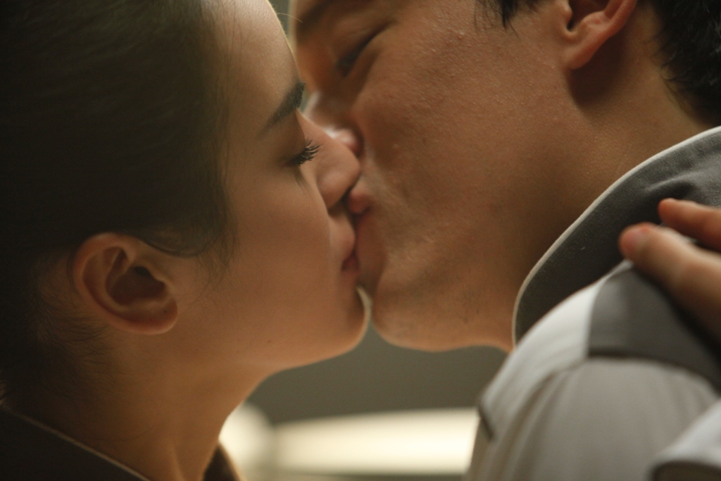 Nụ hôn được chờ đợi giữa Lam Trường và Tú Vi.